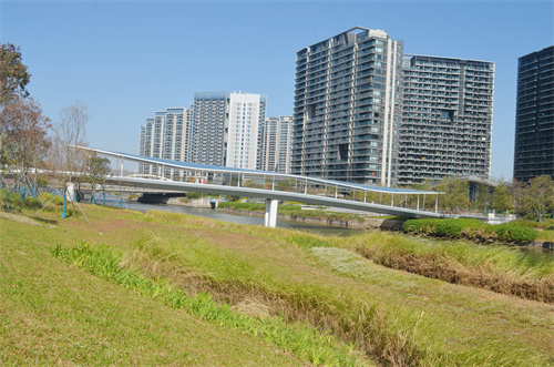 輕盈飄逸，ETFE人行天橋?yàn)槌鞘性鎏硪坏黎诧L(fēng)景線